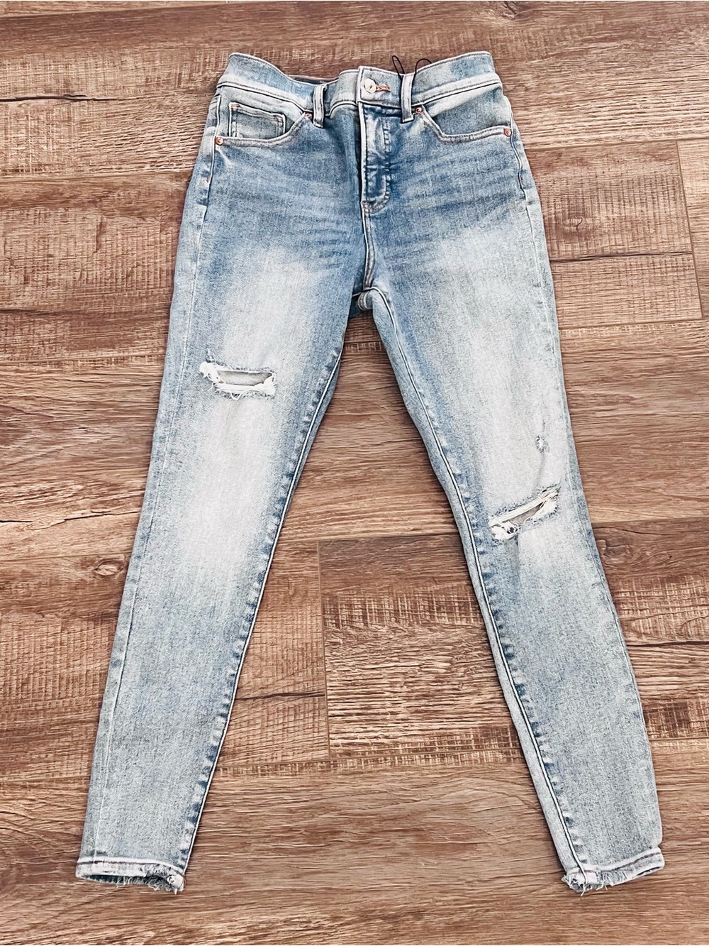 New Express Women’s Classic Light Blue Skinny Jeans with Subtle Distress. 2R